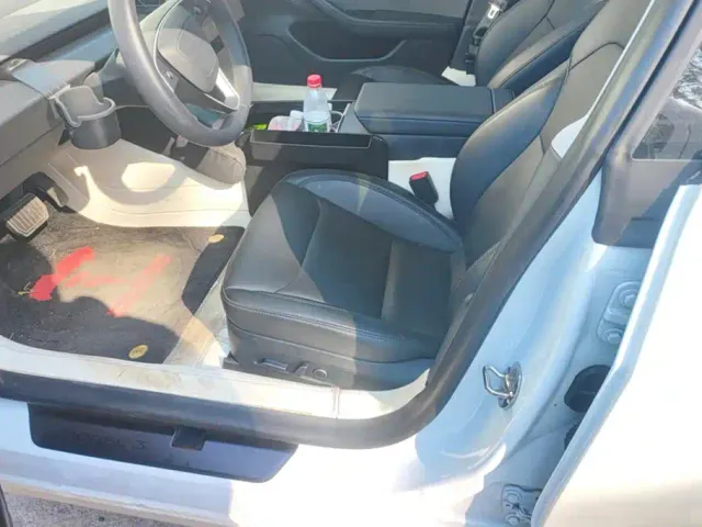 Tesla Model 3 — Фото автомобиля 5