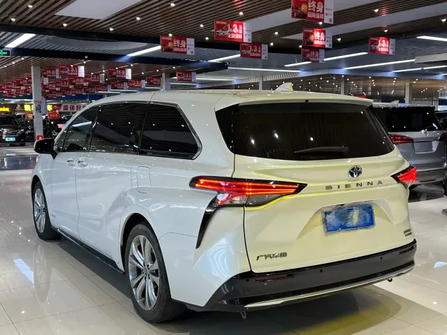 Toyota Sienna — Фото автомобиля 6