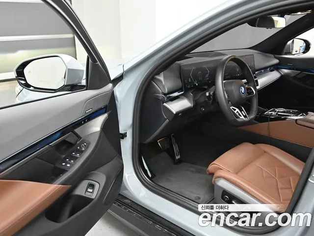 BMW 5 Series G60 — Фото автомобиля 14