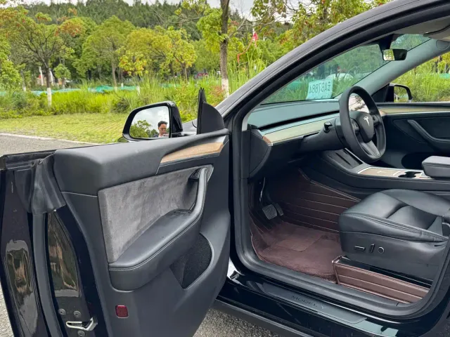 Tesla Model Y — Фото автомобиля 14
