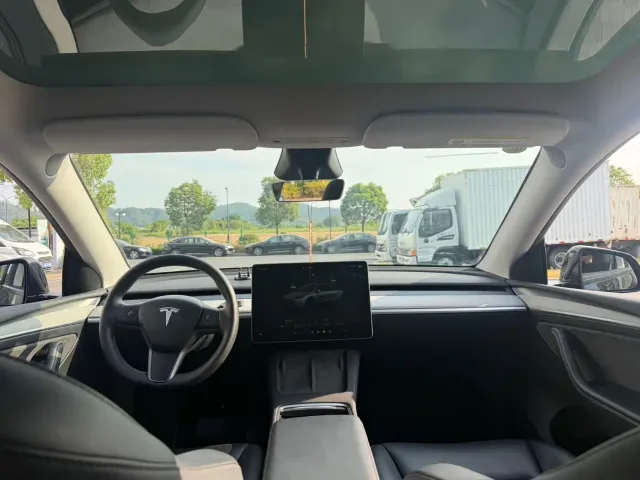 Tesla Model Y — Фото автомобиля 12