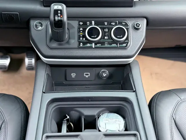 Land Rover Defender — Фото автомобиля 13