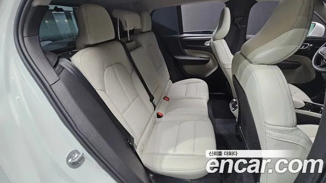 Volvo XC40 — Фото автомобиля 11