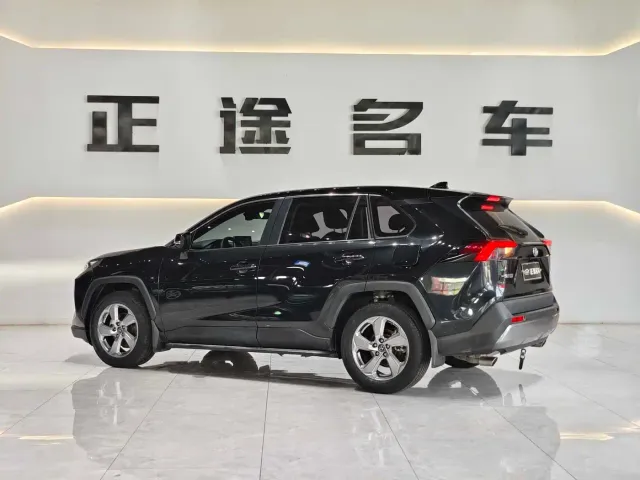 Toyota RAV4 — Фото автомобиля 6