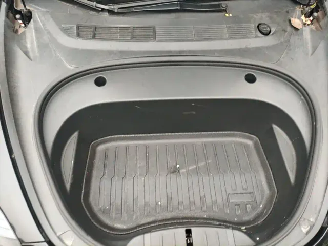 Tesla Model 3 — Фото автомобиля 21