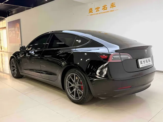 Tesla Model 3 — Фото автомобиля 8