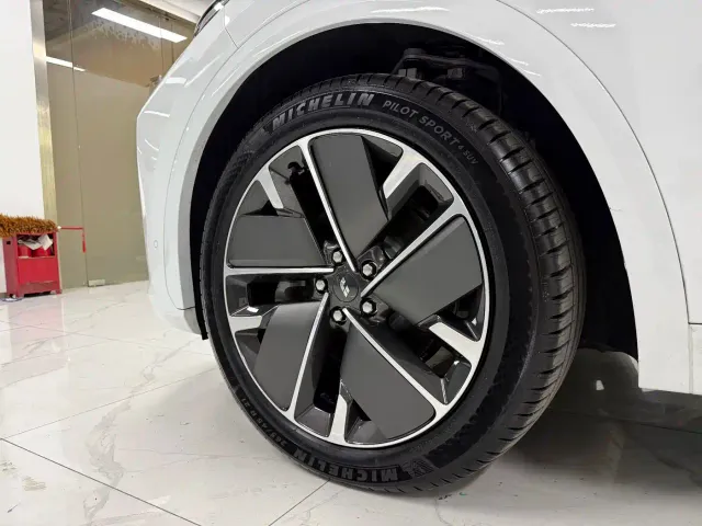 Li Auto L7 — Фото автомобиля 7