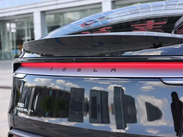 Tesla Model Y — Фото автомобиля 11