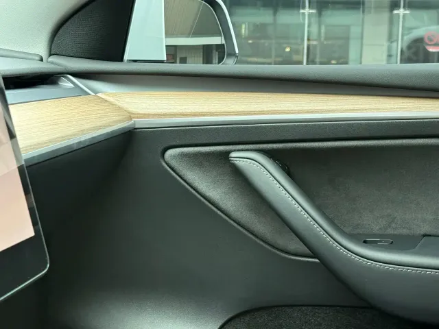 Tesla Model Y — Фото автомобиля 11