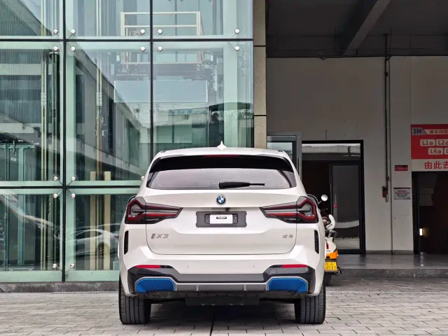 BMW iX3 — Фото автомобиля 19