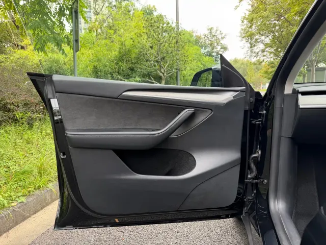 Tesla Model Y — Фото автомобиля 8