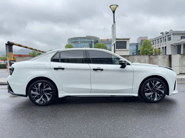 Lynk & Co 03 — Фото автомобиля 23