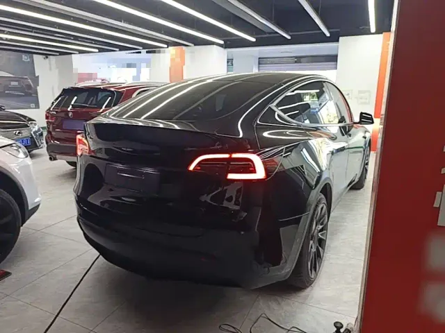 Tesla Model Y — Фото автомобиля 6