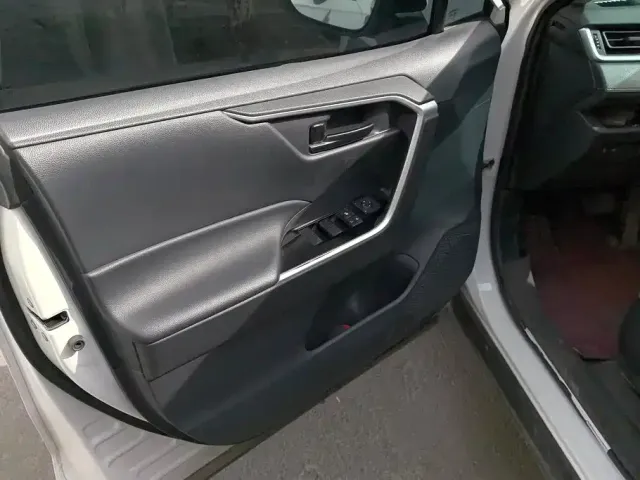 Toyota RAV4 — Фото автомобиля 7