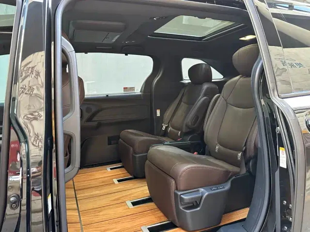 Toyota Sienna — Фото автомобиля 10