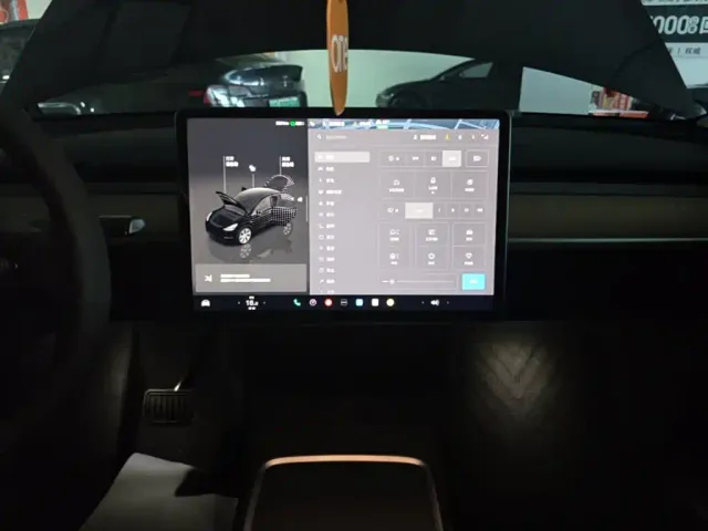 Tesla Model Y — Фото автомобиля 12