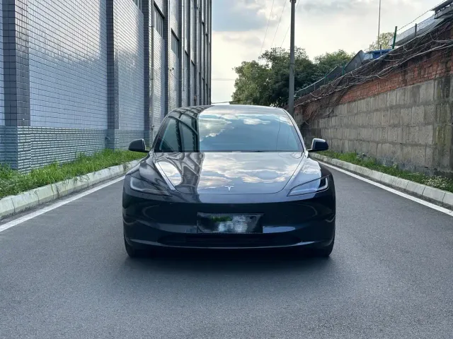 Tesla Model 3 — Фото автомобиля 2