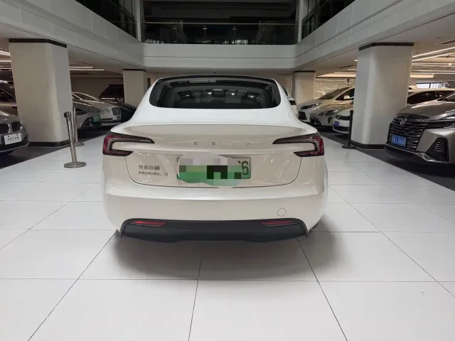 Tesla Model 3 — Фото автомобиля 11