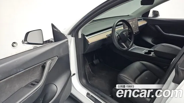 Tesla Model Y — Фото автомобиля 15