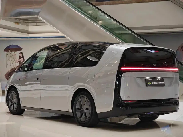 Li Auto MEGA — Фото автомобиля 7