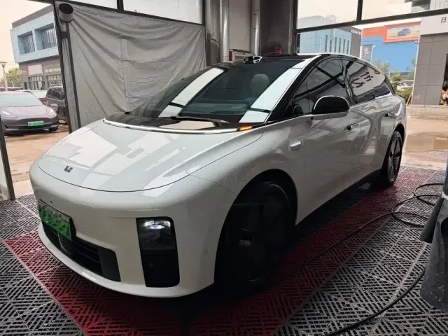 Фотография автомобиля — Li Auto i6
