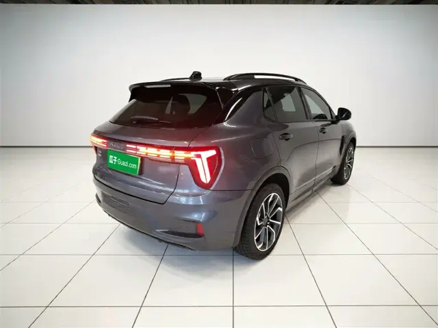 Lynk & Co 01 — Фото автомобиля 4