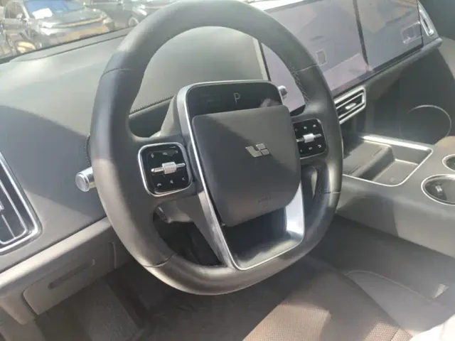 Li Auto L8 — Фото автомобиля 10