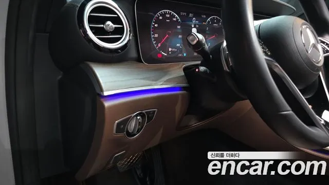 Mercedes-Benz E-Class — Фото автомобиля 30