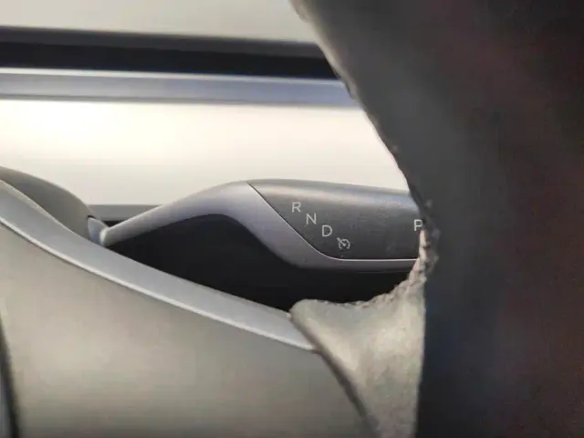 Tesla Model Y — Фото автомобиля 16
