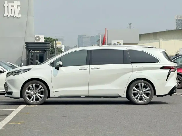 Toyota Sienna — Фото автомобиля 6