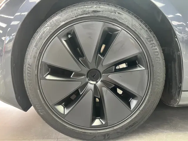 Tesla Model 3 — Фото автомобиля 24