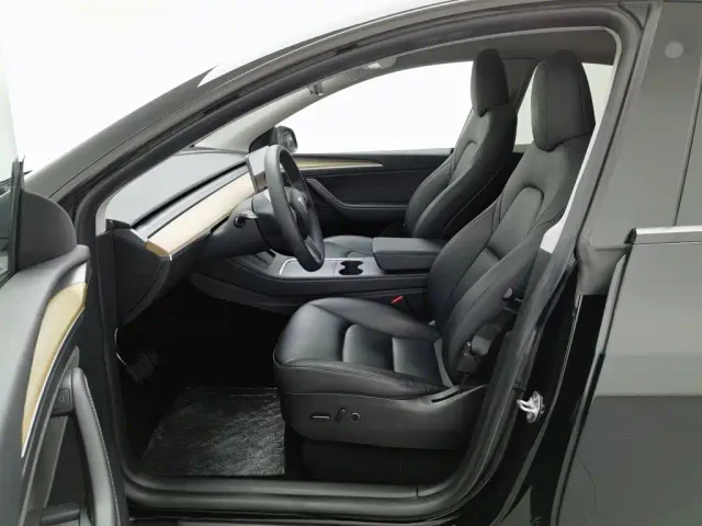 Tesla Model Y — Фото автомобиля 10