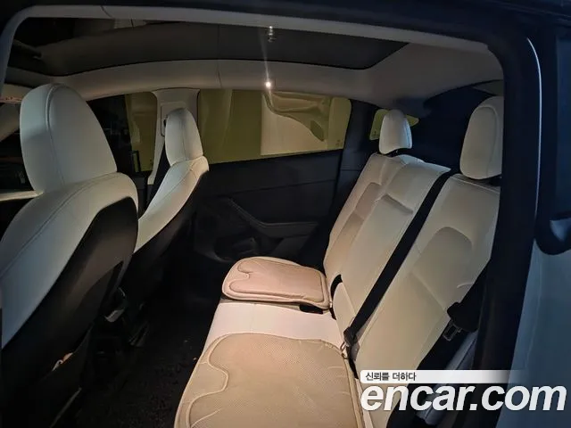 Tesla Model Y — Фото автомобиля 11