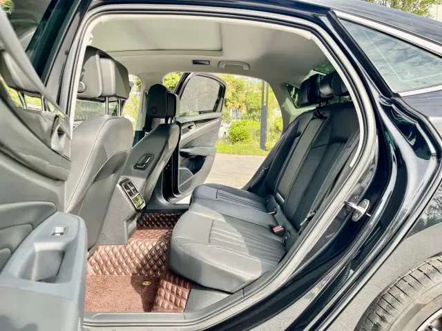 Volkswagen Passat — Фото автомобиля 12