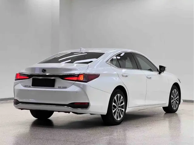 Lexus ES — Фото автомобиля 28