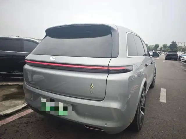 Li Auto L8 — Фото автомобиля 10