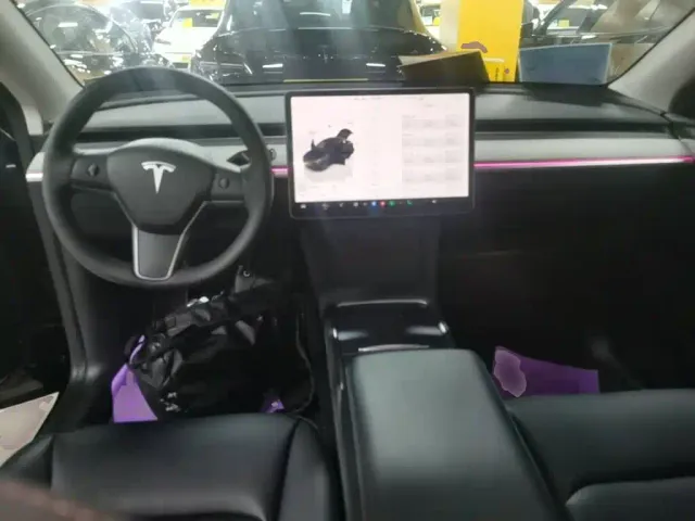 Tesla Model Y — Фото автомобиля 13