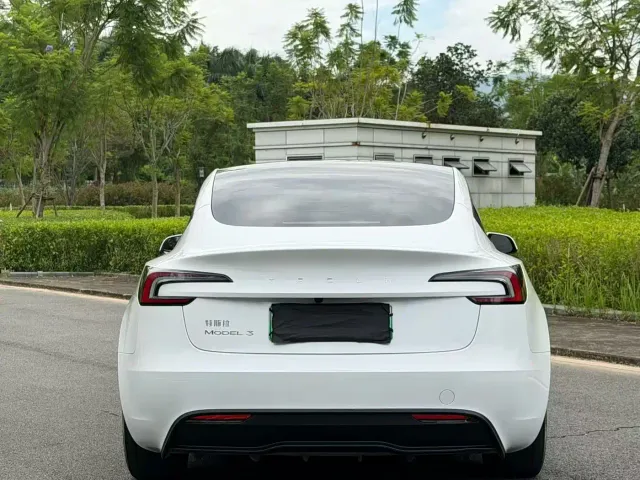Tesla Model 3 — Фото автомобиля 5