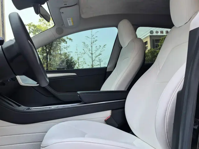 Tesla Model Y — Фото автомобиля 11