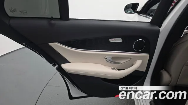 Mercedes-Benz E-Class — Фото автомобиля 14