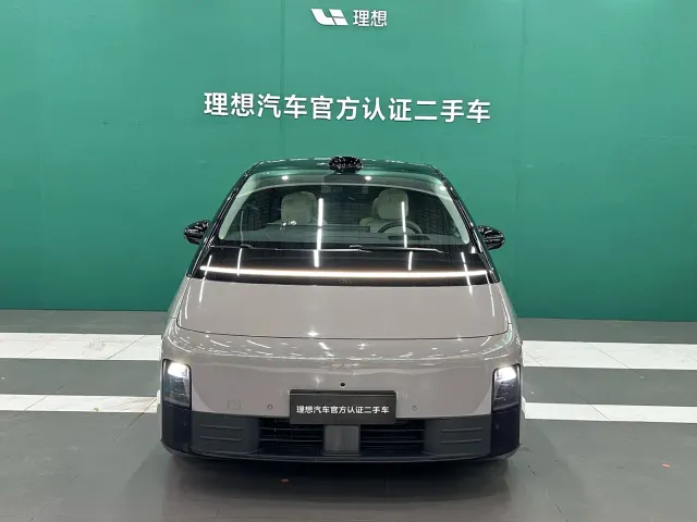 Li Auto MEGA — Фото автомобиля 2