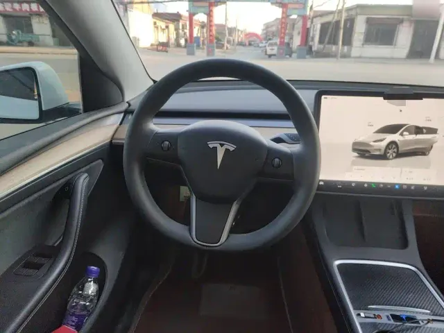Tesla Model Y — Фото автомобиля 6