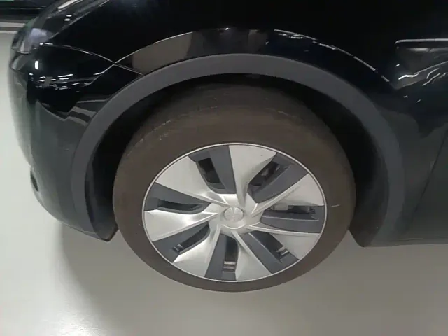 Tesla Model Y — Фото автомобиля 22
