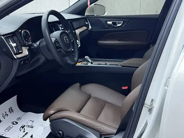 Volvo S60 — Фото автомобиля 5