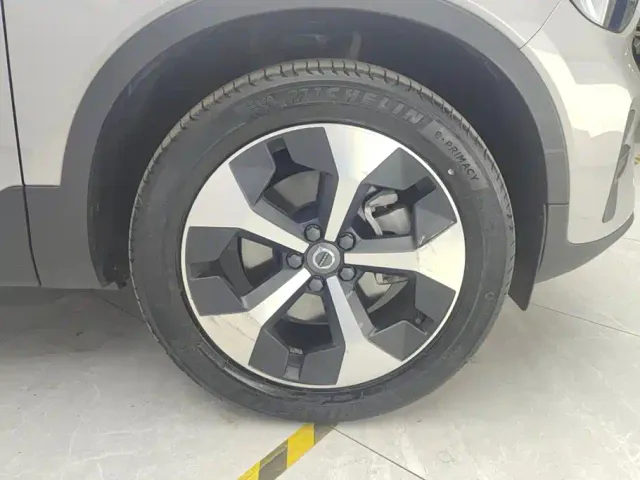 Volvo XC40 — Фото автомобиля 6