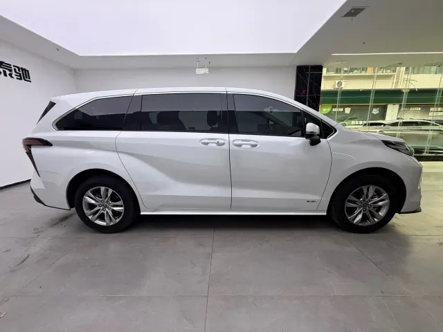 Toyota Sienna — Фото автомобиля 11