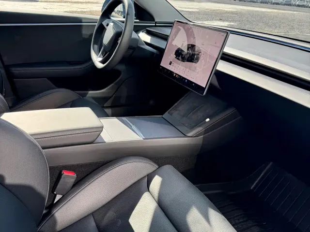 Tesla Model 3 — Фото автомобиля 14