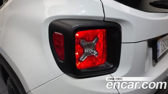 Jeep Renegade — Фото автомобиля 8