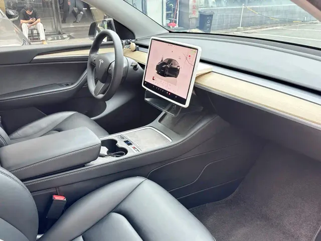 Tesla Model Y — Фото автомобиля 6