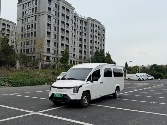 Фотография автомобиля — Yufeng Auto Golden Warehouse